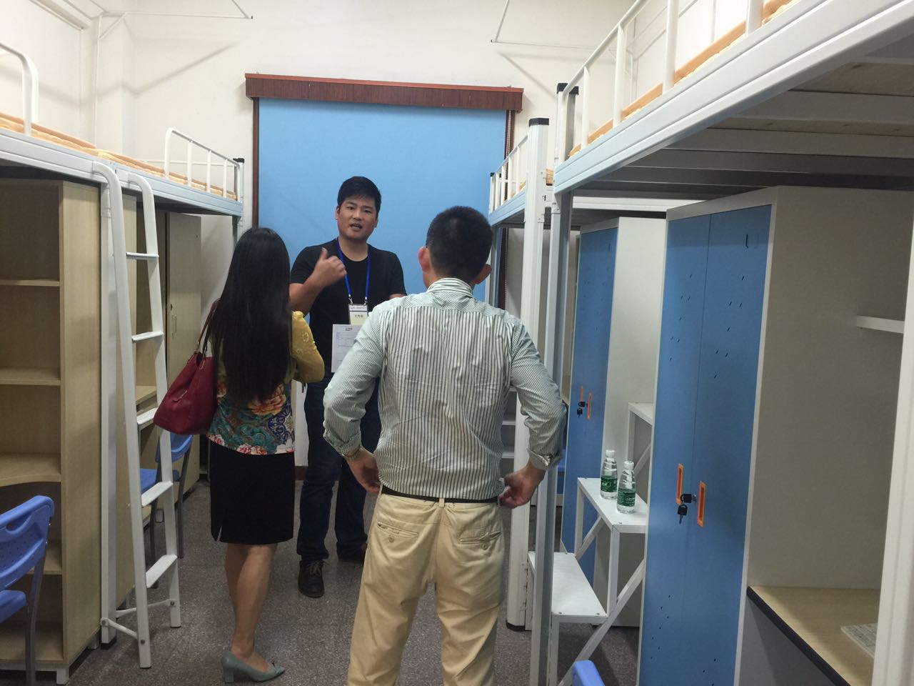 深圳公寓床客戶來(lái)連盈家具采購(gòu)！