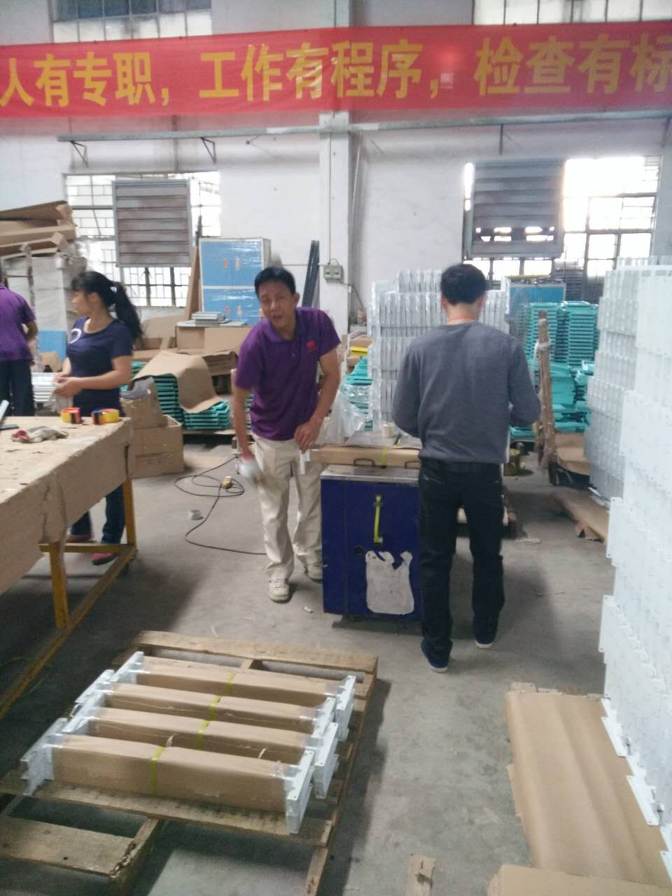 遼寧醫(yī)藥上下鐵床，連盈家具為客戶精致包裝